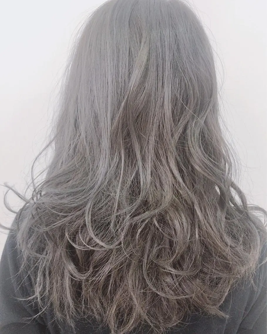 ロング 土居 早紀のヘアスタイル