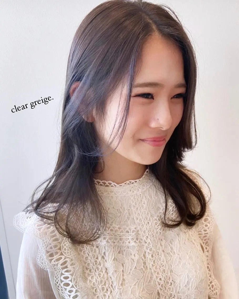 ミディアム カラー グレージュ 木下 奈々のヘアスタイル