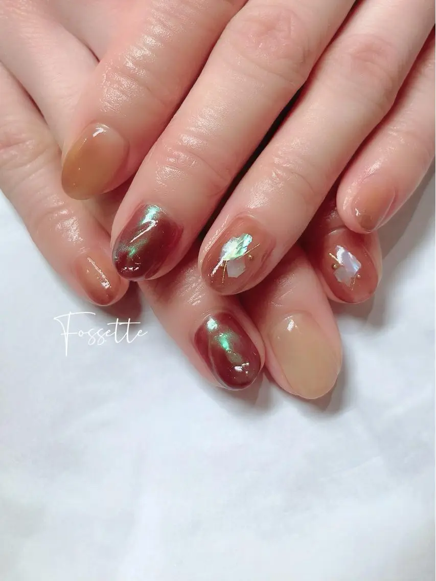 ネイル オーロラネイル ブラウン ニュアンスネイル ぷっくりネイル ハンドネイル nailsalon Fossetteのネイルデザイン