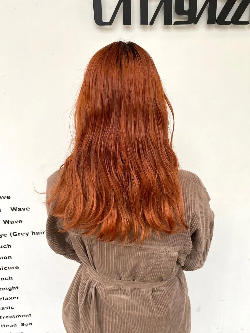 セミロング カラー ブリーチ オレンジ 東條 克義のヘアスタイル