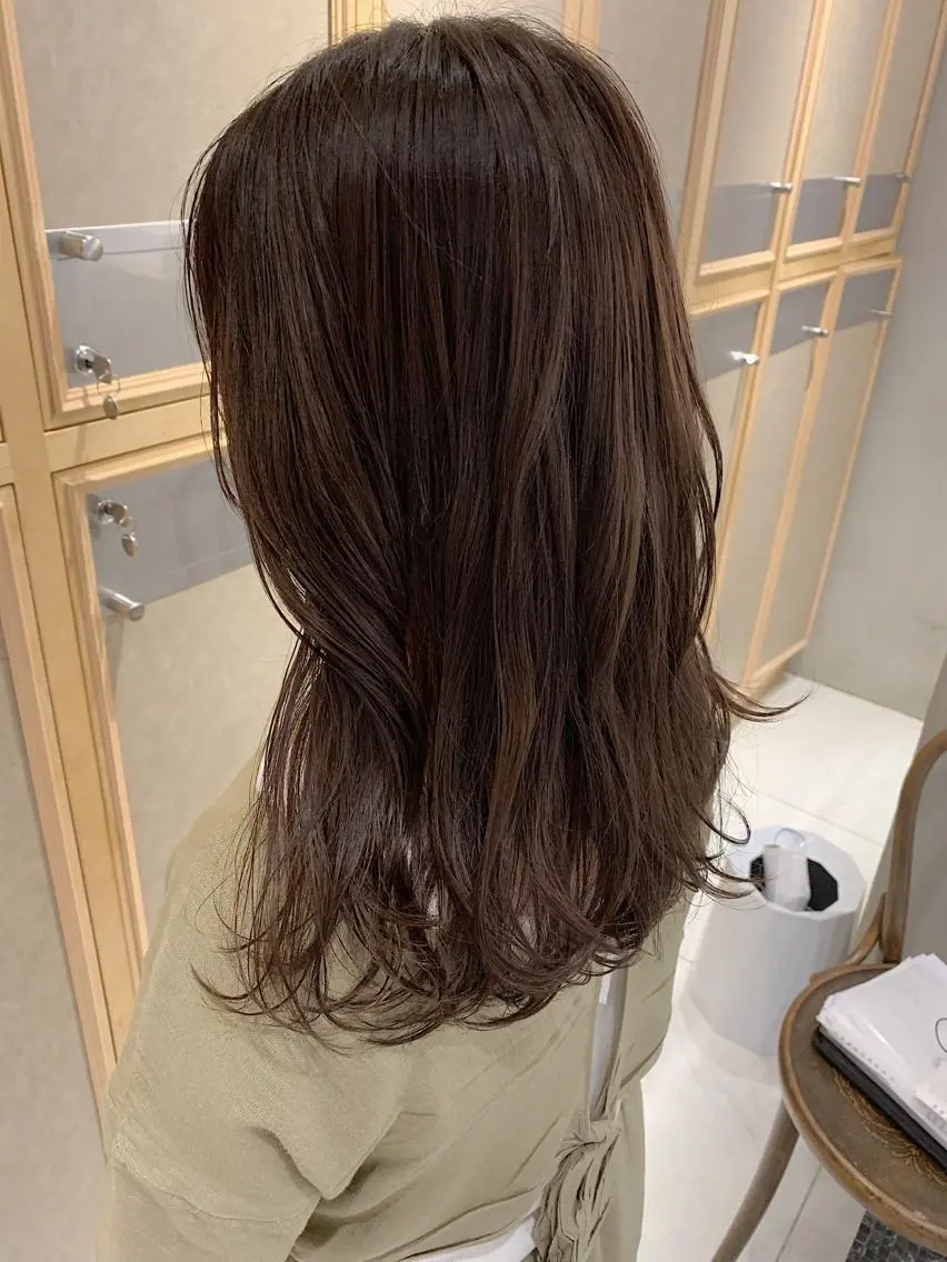 セミロング カラー グレージュ チバ タクミのヘアスタイル