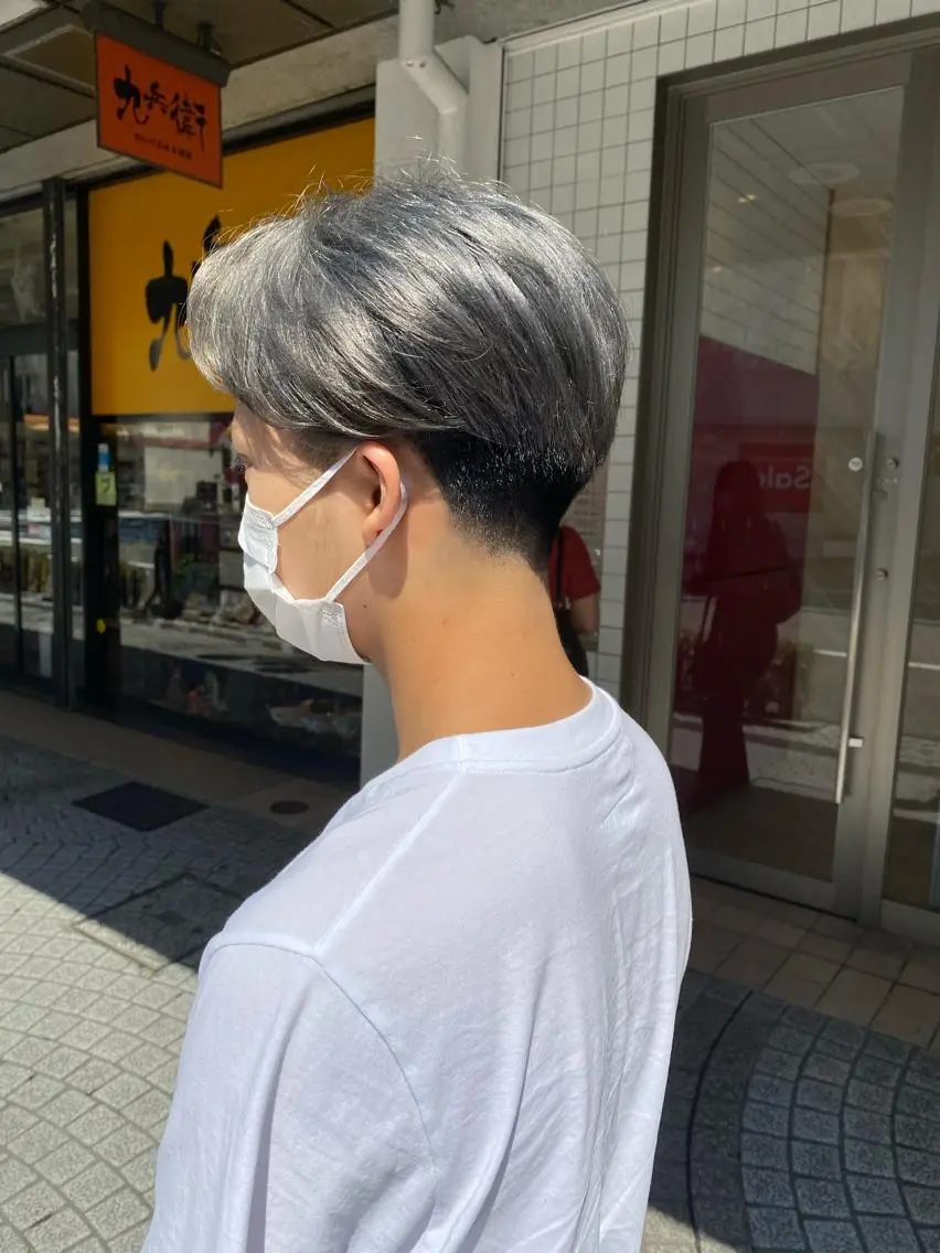 カラー メンズ センターパート メンズ韓国風 シルバー ヘアカラー 荒谷 薫のヘアスタイル