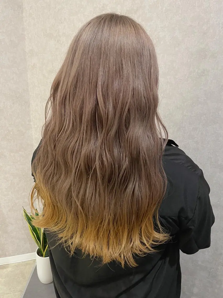 ロング カラー グレージュ イエローカラー Rina のヘアスタイル