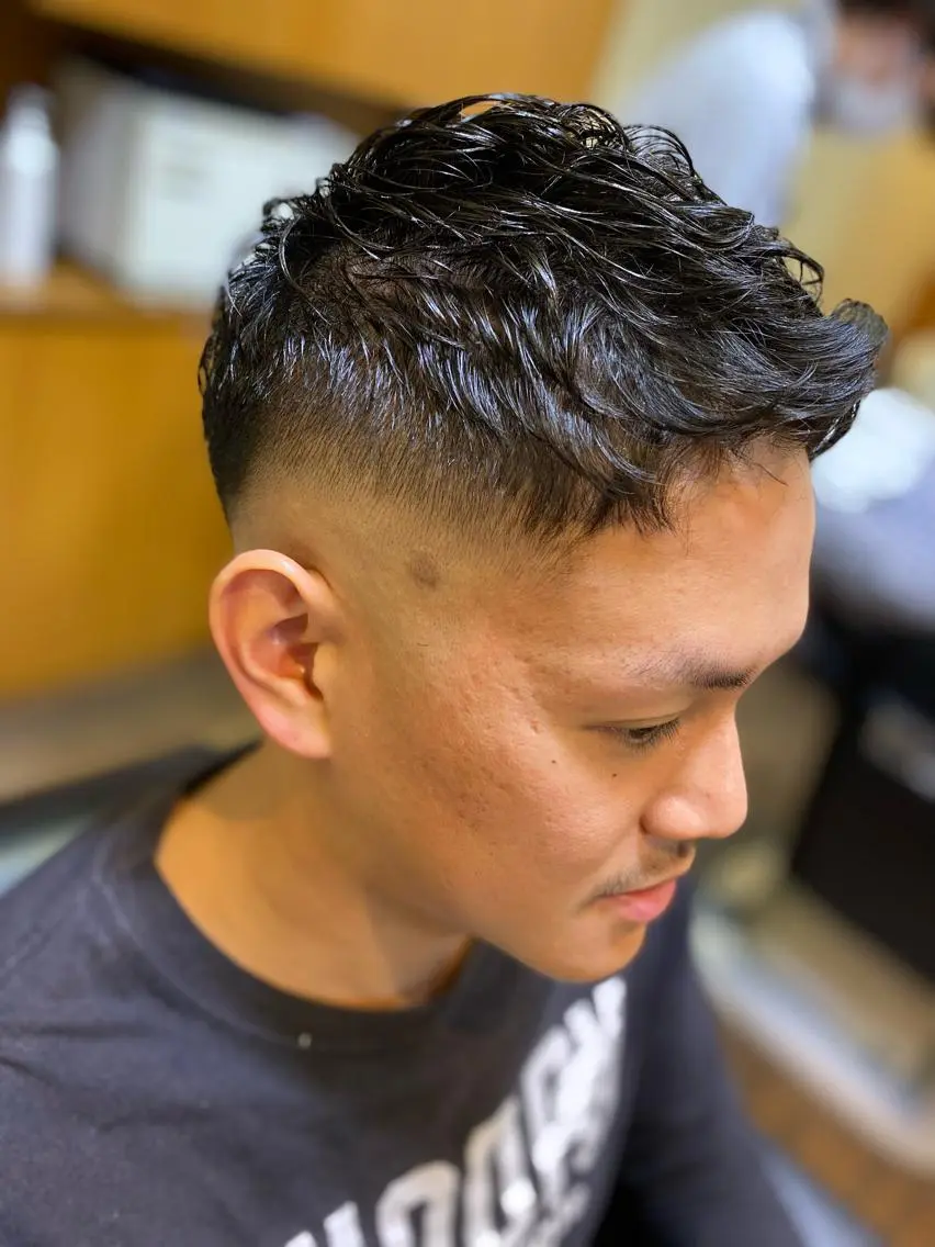 ショート パーマ メンズ フェードカット メンズパーマ スキンフェード カット パーマ メンズカット kimotoのヘアスタイル