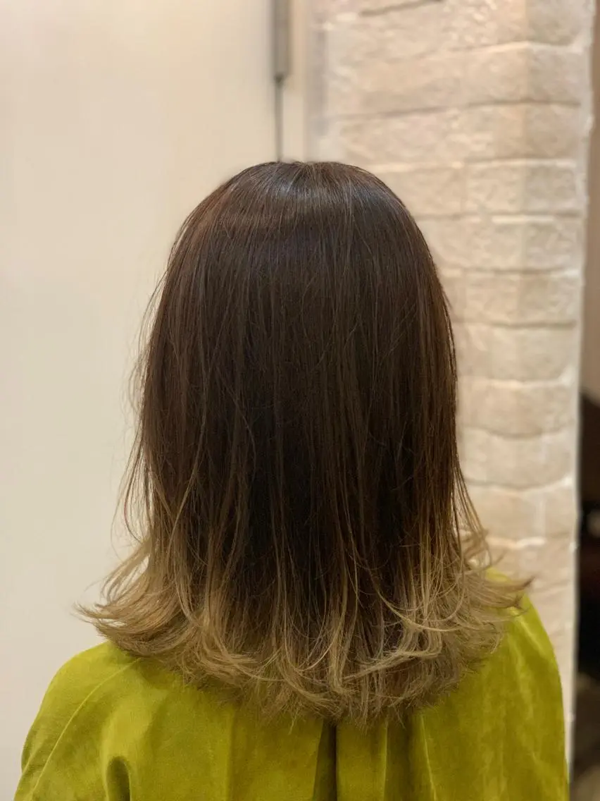 ミディアム レイヤーカット ヘアカラー Real me 鈴木のヘアスタイル
