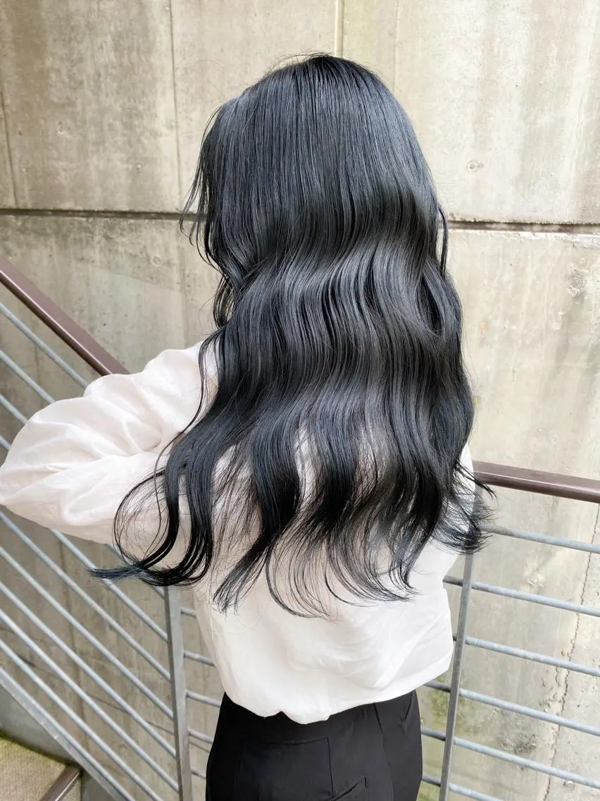 セミロング カラー ベージュカラー 黒髪 ブリーチ ブルーカラー ブルーブラック ヘアカラー ness🎖️ カミカリスマ受賞のヘアスタイル