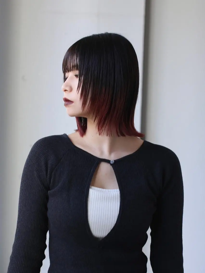 ミディアム 顔まわりレイヤー レイヤーカット 山崎 彩音のヘアスタイル