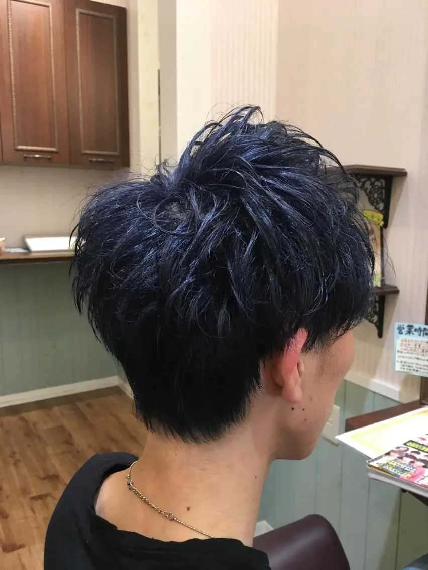カラー メンズ メンズブリーチ マッシュ ブリーチ ネイビーカラー ビーズアモール 豊田店のヘアスタイル