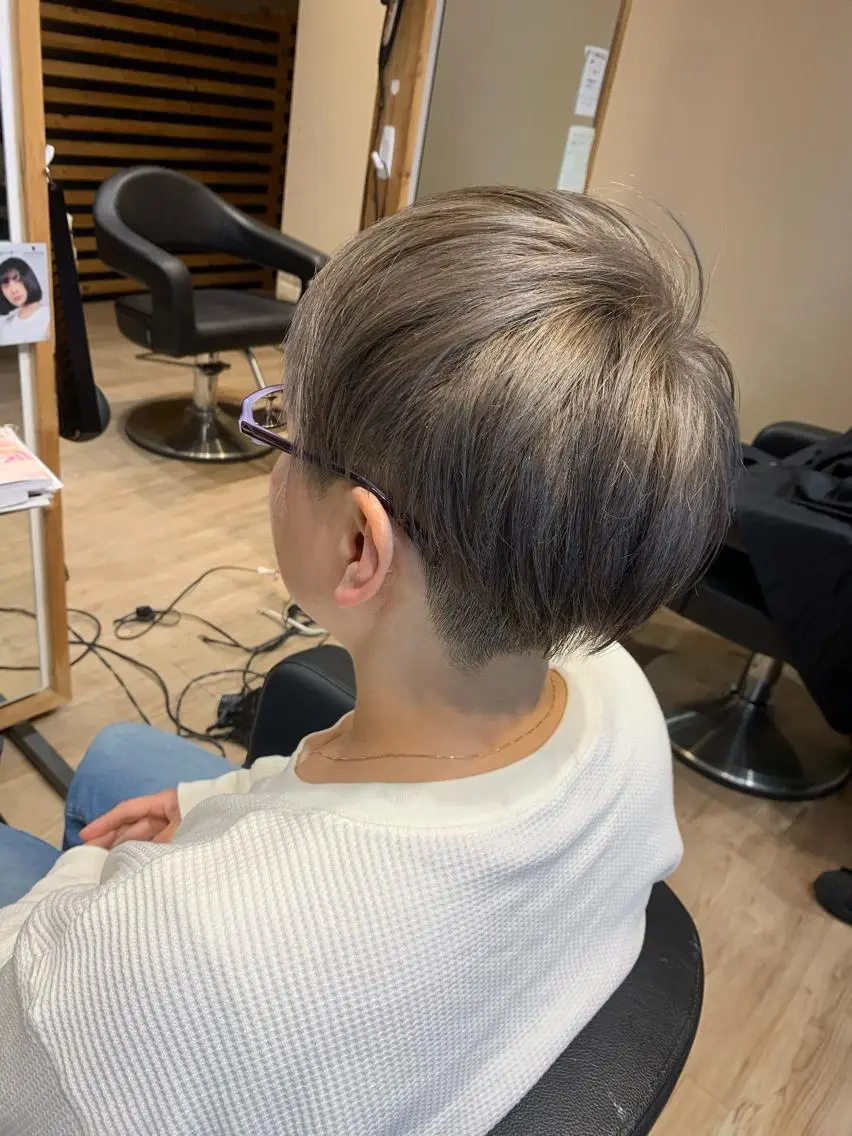 ショート カラー シルバー ヘアカラー 大久保 隆蔵のヘアスタイル
