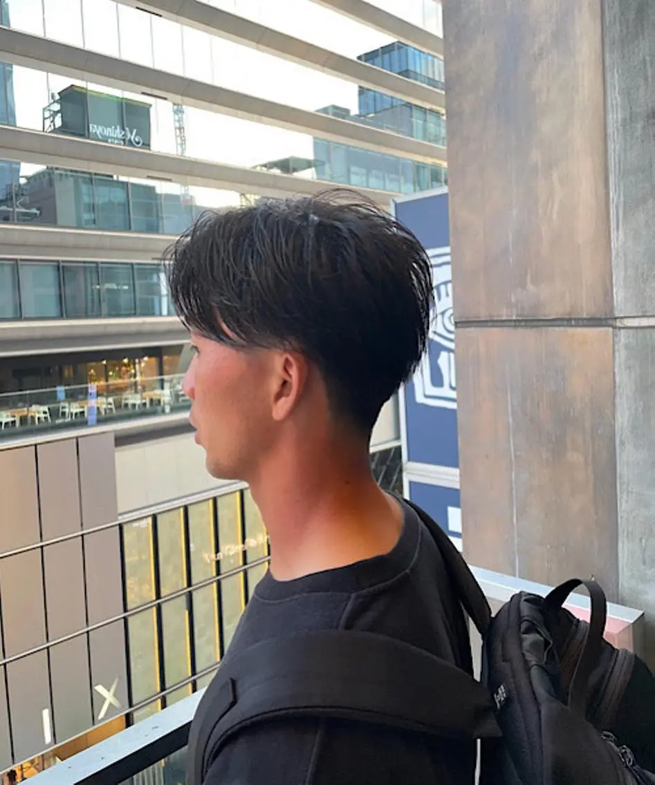ショート パーマ メンズ センターパート メンズパーマ ニュアンスパーマ カット パーマ 岡崎 隆晟のヘアスタイル