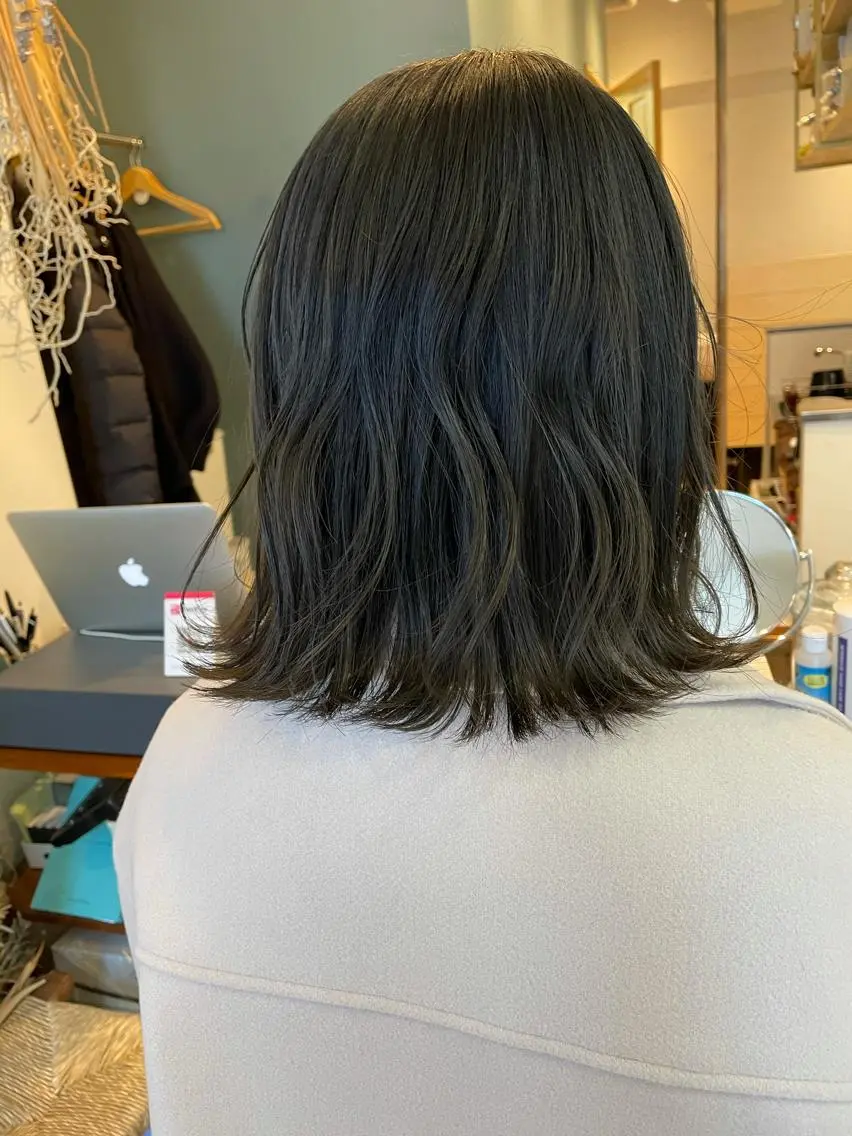 ミディアム カラー 黒髪 ブリーチ ブルーカラー ブルーブラック カット ヘアカラー トリートメント 中目黒🌼 🌼ハナのヘアスタイル