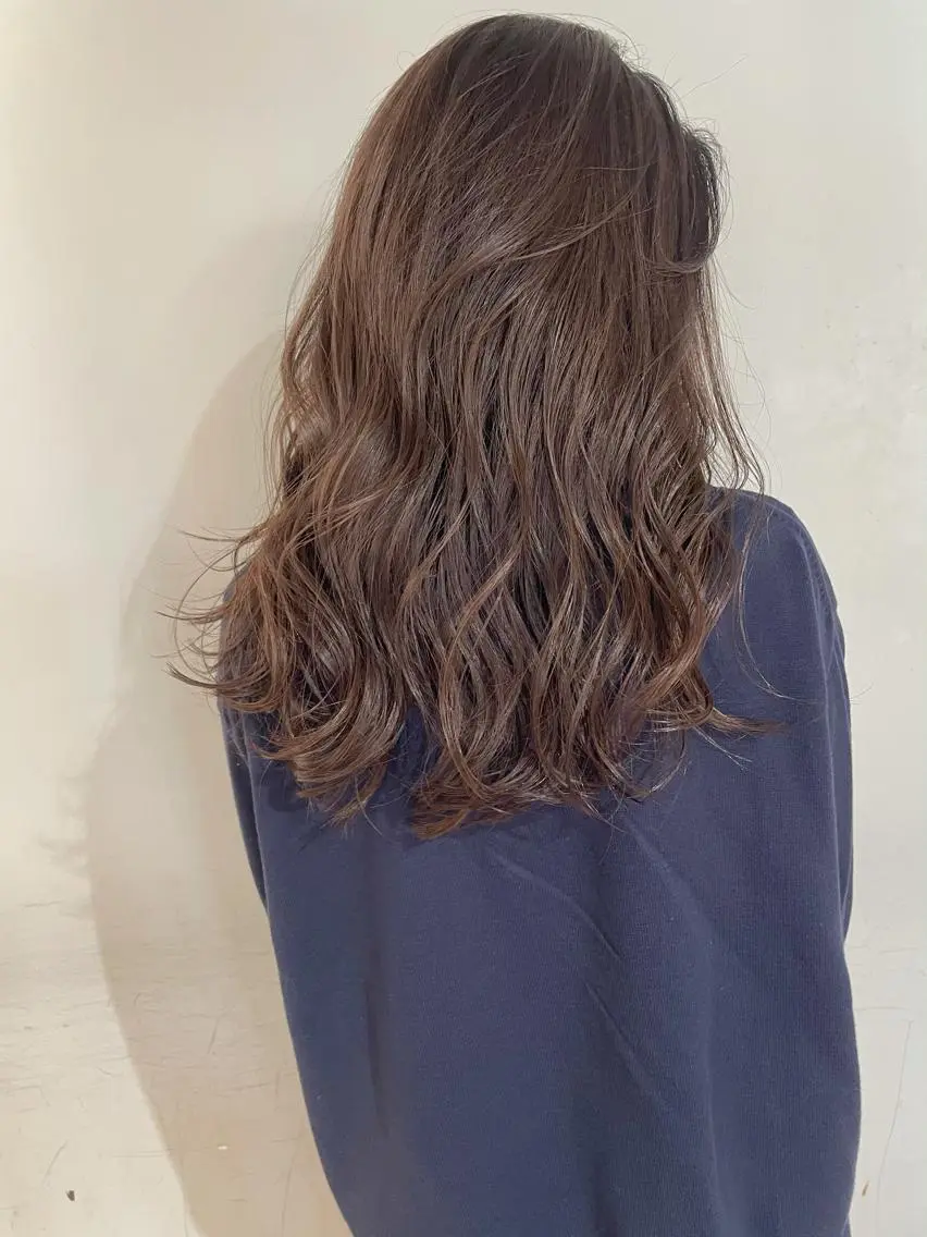 セミロング カラー グレージュ ハイライトカラー ハイライト 上品な大人レイヤー 🍀渋谷🍀濱口敬太のヘアスタイル