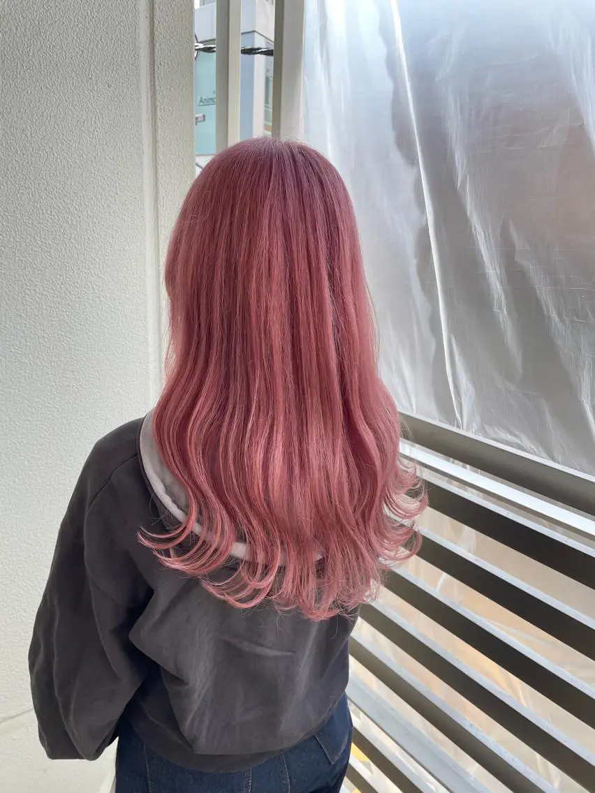 ロング カラー ヘアアレンジ アッシュ ピンクカラー ピンクアッシュ ヘアカラー トリートメント ヘッドスパ ヘアセット 艶カラー✨縮毛矯正✨ 翁長孝輔のヘアスタイル