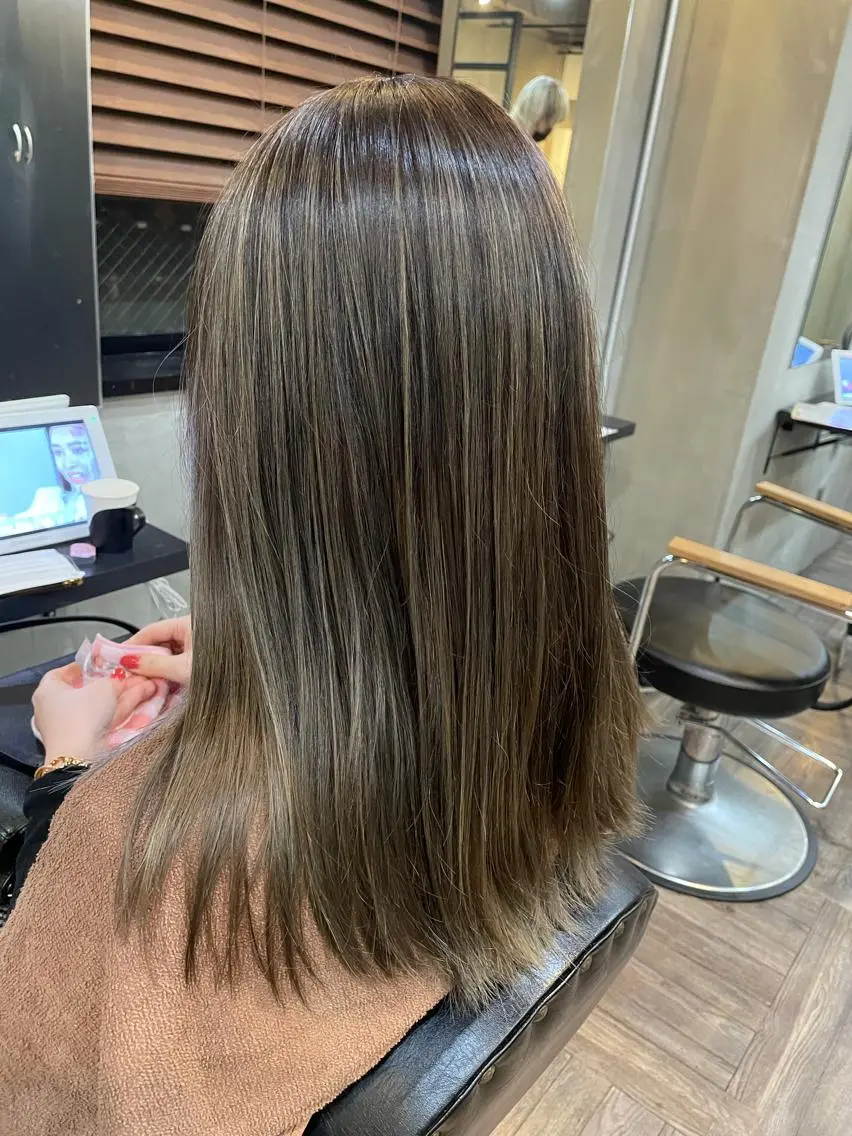 セミロング カラー バレイヤージュ レイヤーカット カット ヘアカラー トリートメント La fith 店長 城谷颯人のヘアスタイル