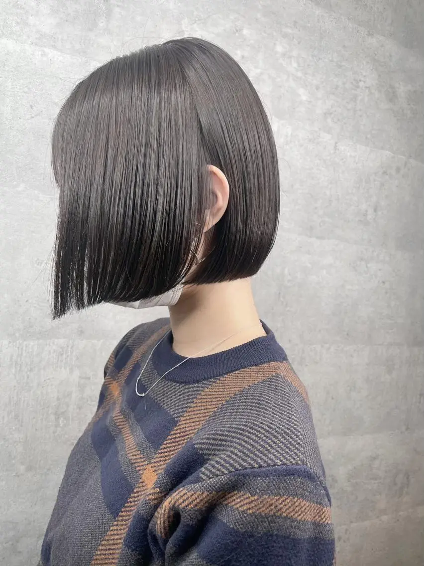 ショート 前下がりボブ ボブ 斜めバング 外国人風カラー 伸ばしかけ ＿WHITE鳳店 アンダーバーホワイトのヘアスタイル