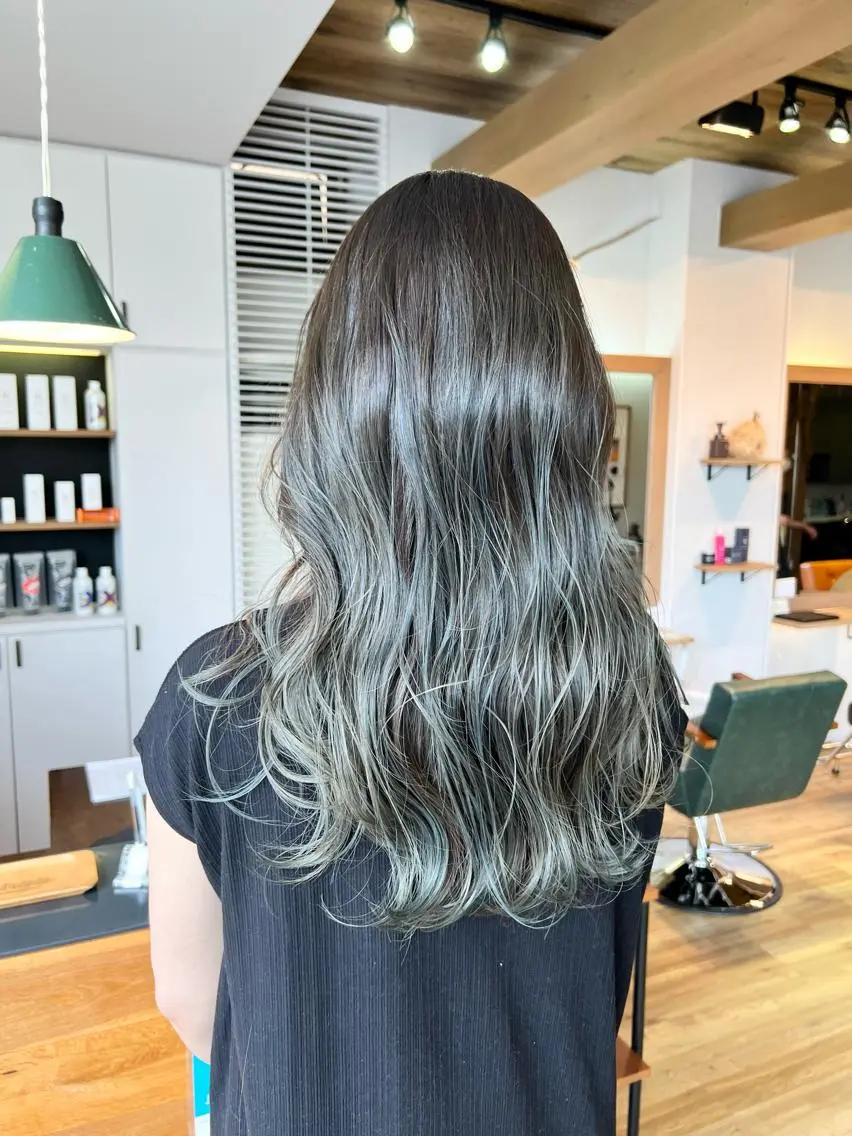 ロング カラー バレイヤージュ グレージュ カーキグレージュ レイヤーカット ヘアカラー トリートメント 堀 望美のヘアスタイル