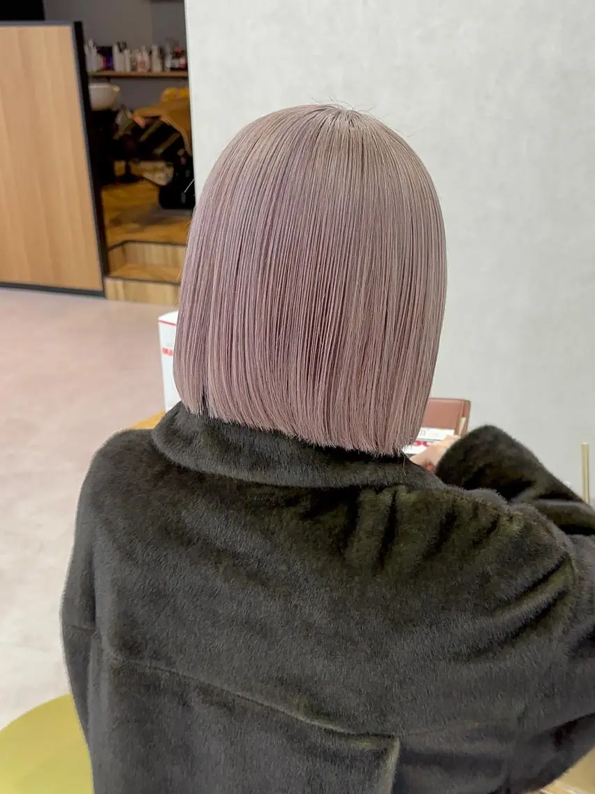 ショート カラー ベージュカラー ブリーチ モカベージュ ヒラ マツのヘアスタイル