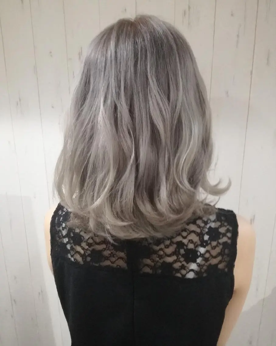 ミディアム カラー ブリーチ グレージュ 西川 敏夫のヘアスタイル