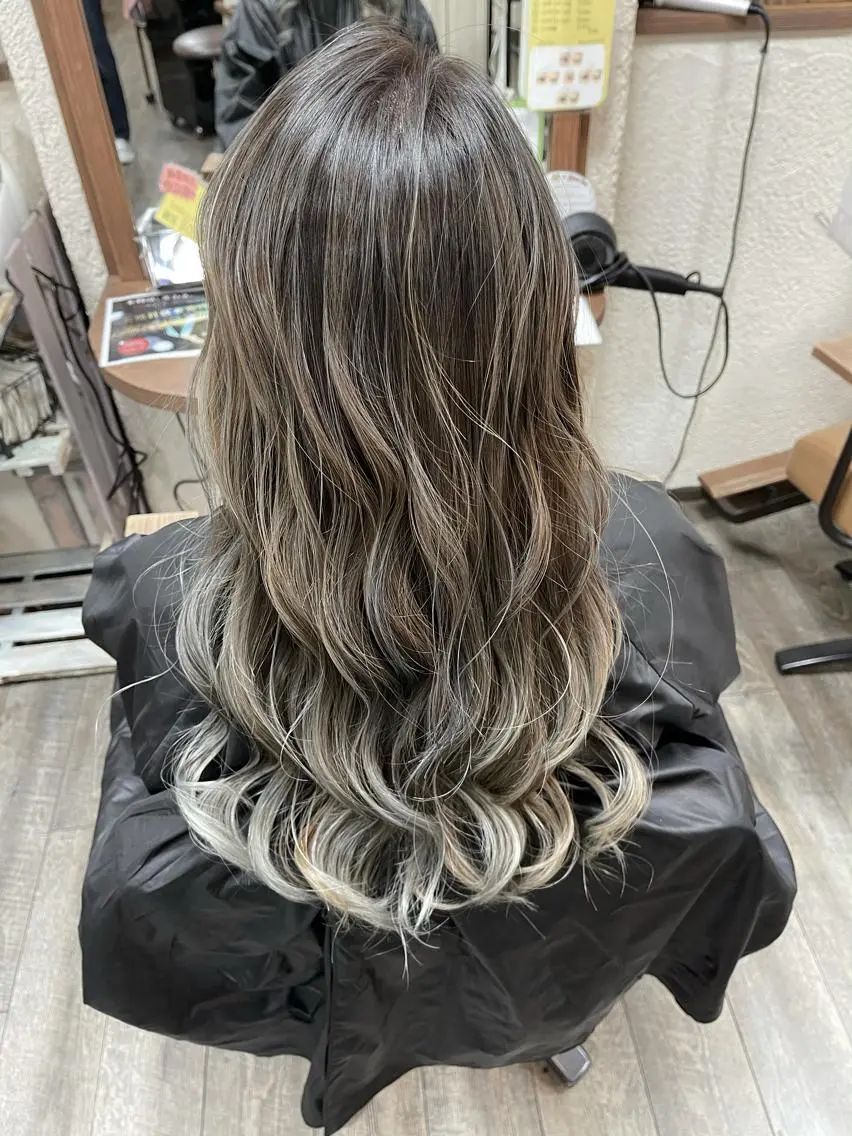 ロング カラー グラデーションカラー ハイライトカラー シルバー ハイライト 磧本 祐里恵のヘアスタイル