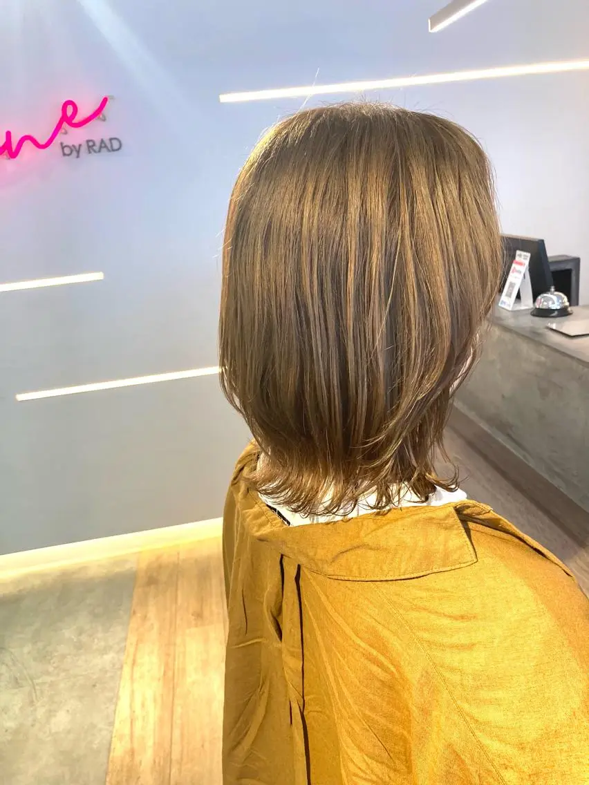 カラー グレージュ SCENEbyRAD helmのヘアスタイル