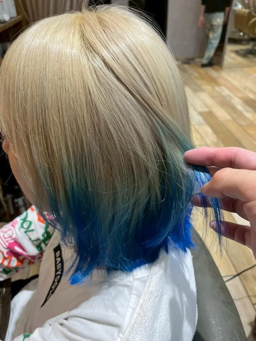 カラー ウルフカットデザイン カラー特化アールイーのヘアスタイル