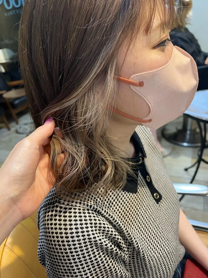 ショート カラー ヘアアレンジ 切りっぱなしボブ ベージュカラー ブリーチ ケアブリーチ イヤリングカラー サナ🌱 切りっぱなしボブのヘアスタイル