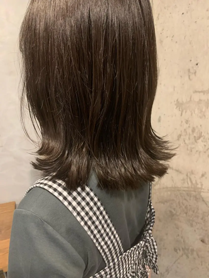 ミディアム カット ヘアカラー ブリーチなしWカラー /地毛風/小林凪沙のヘアスタイル