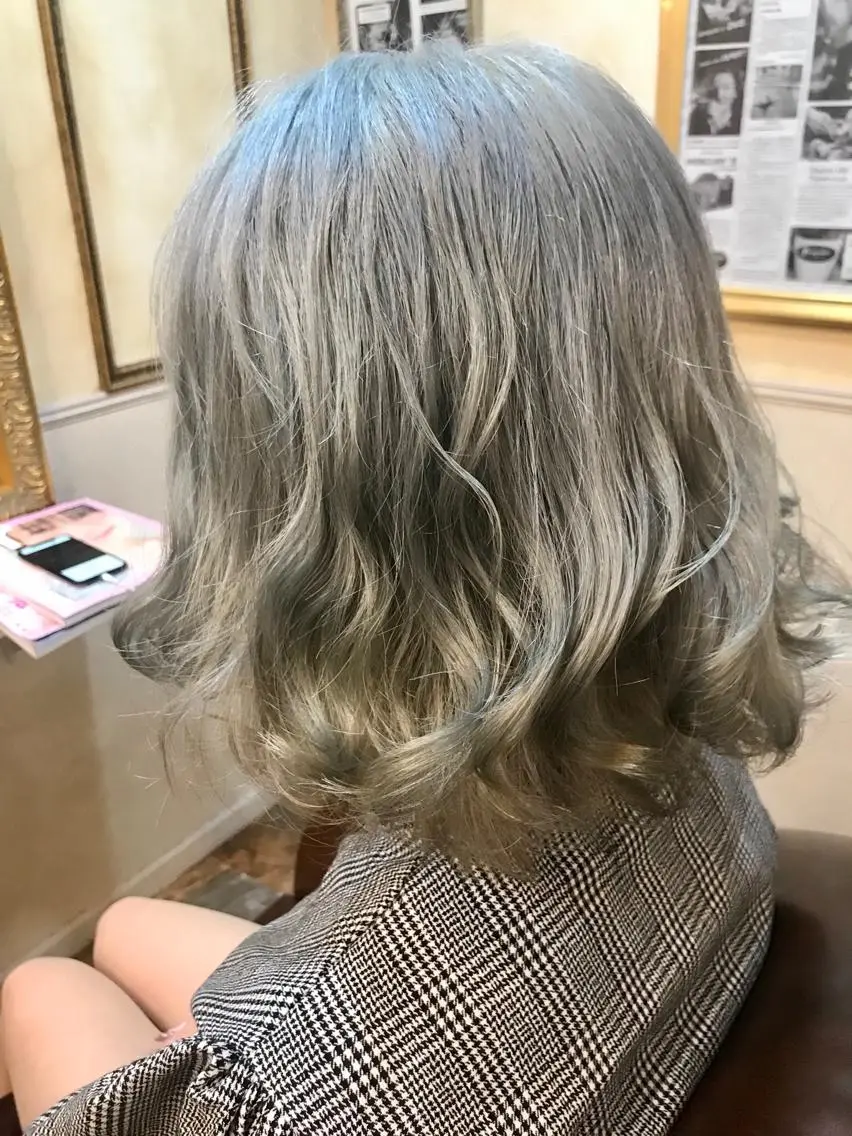 ミディアム カラー 岩谷/ブリーチ 🪽透明感カラーのヘアスタイル