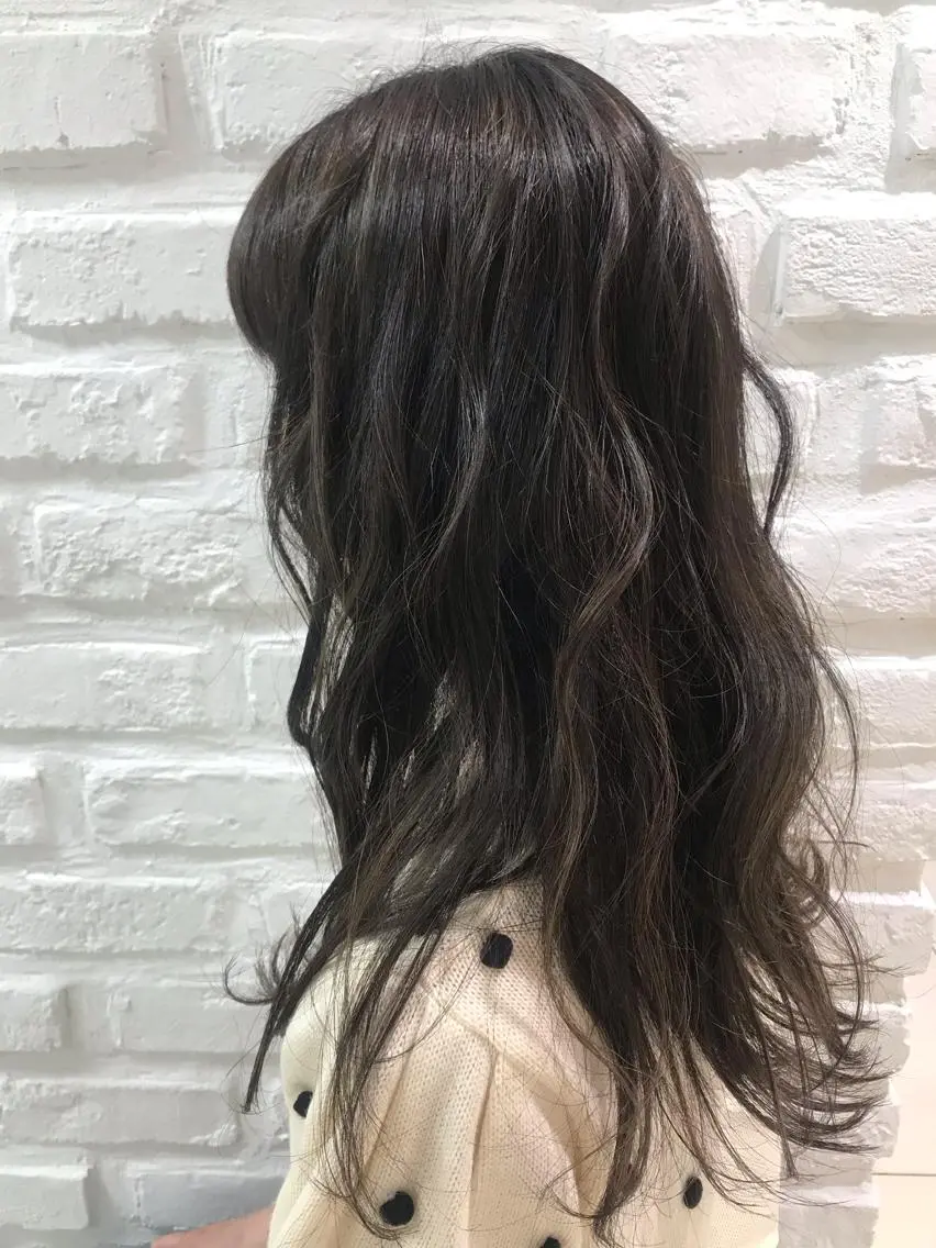 ロング カラー アッシュ 透明感カラー ハイライトカラー イルミナカラー ハイライト 【暖色カラー特化】 中山由梨のヘアスタイル
