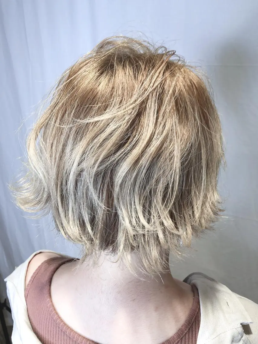 ミディアム カラー ベージュカラー ブリーチ ミルクティーベージュ ヘアカラー トリートメント 田中 アキオのヘアスタイル
