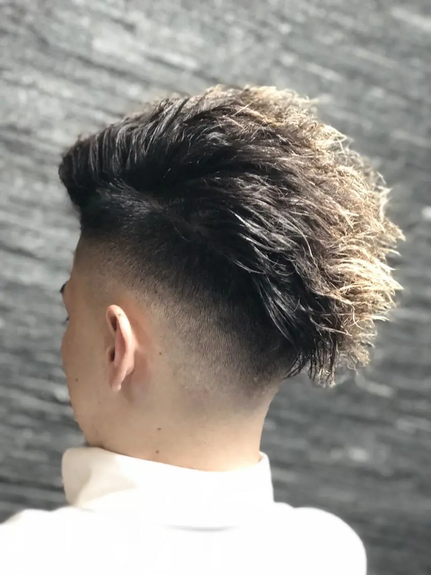 ショート カラー パーマ メンズ フェードカット メンズパーマ スキンフェード メンズツイストパーマ ツイストパーマ 澤 谷のヘアスタイル
