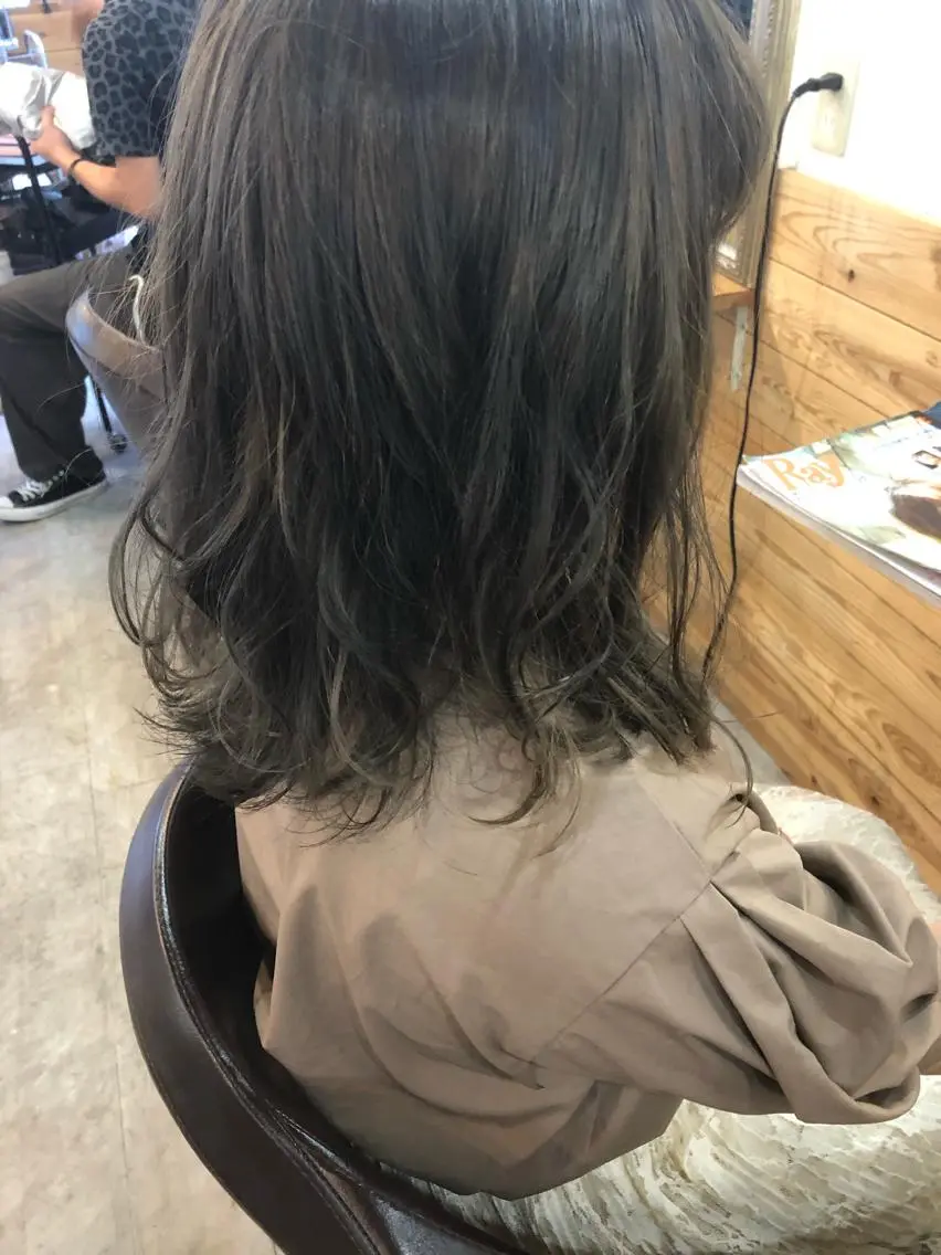 ミディアム アッシュ 艶髪/ハイトーン Sherryのヘアスタイル