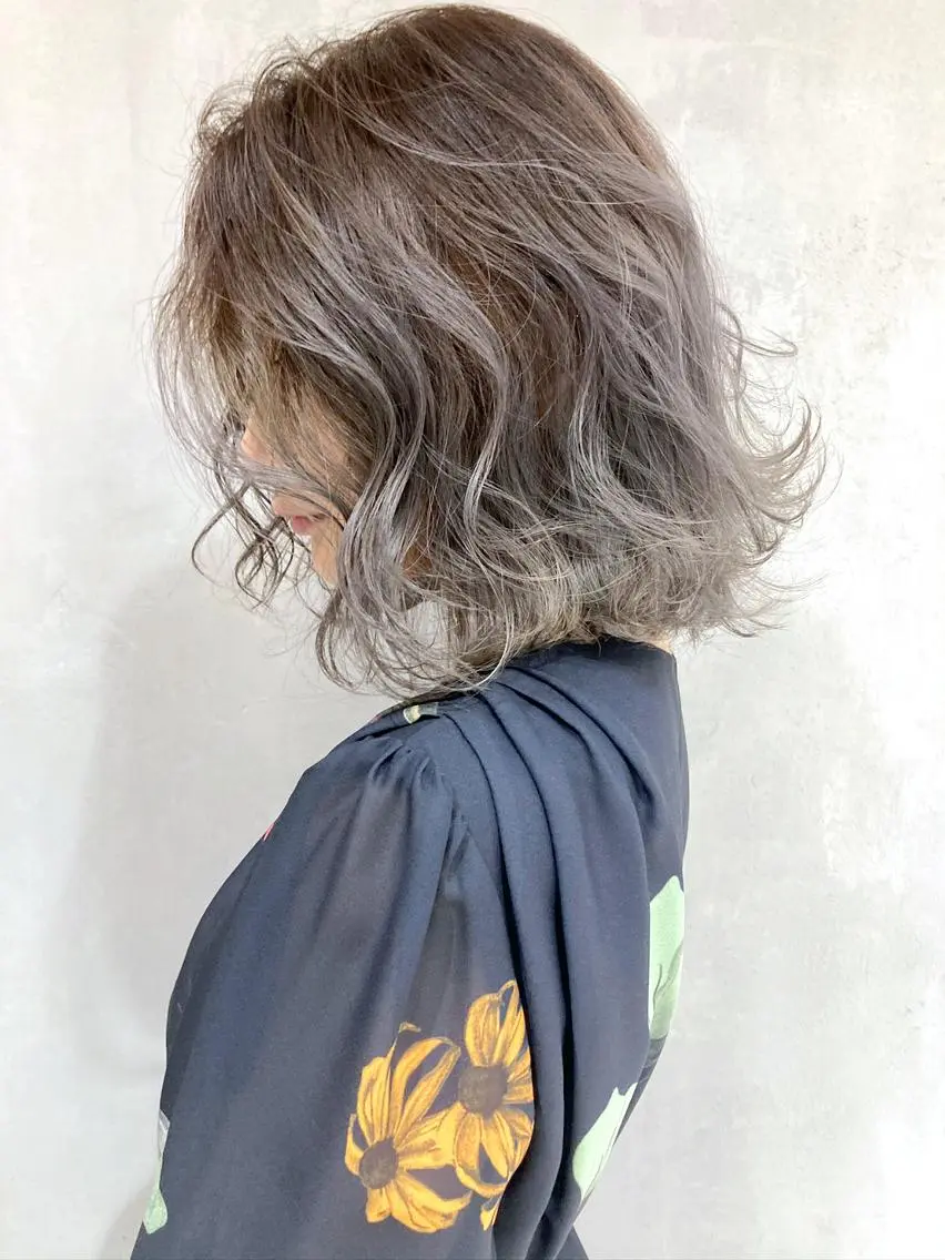ミディアム カラー パーマ ヘアアレンジ グラデーションカラー グレージュ シルバー シルバーグレージュ ITbyALBUM 中野店のヘアスタイル
