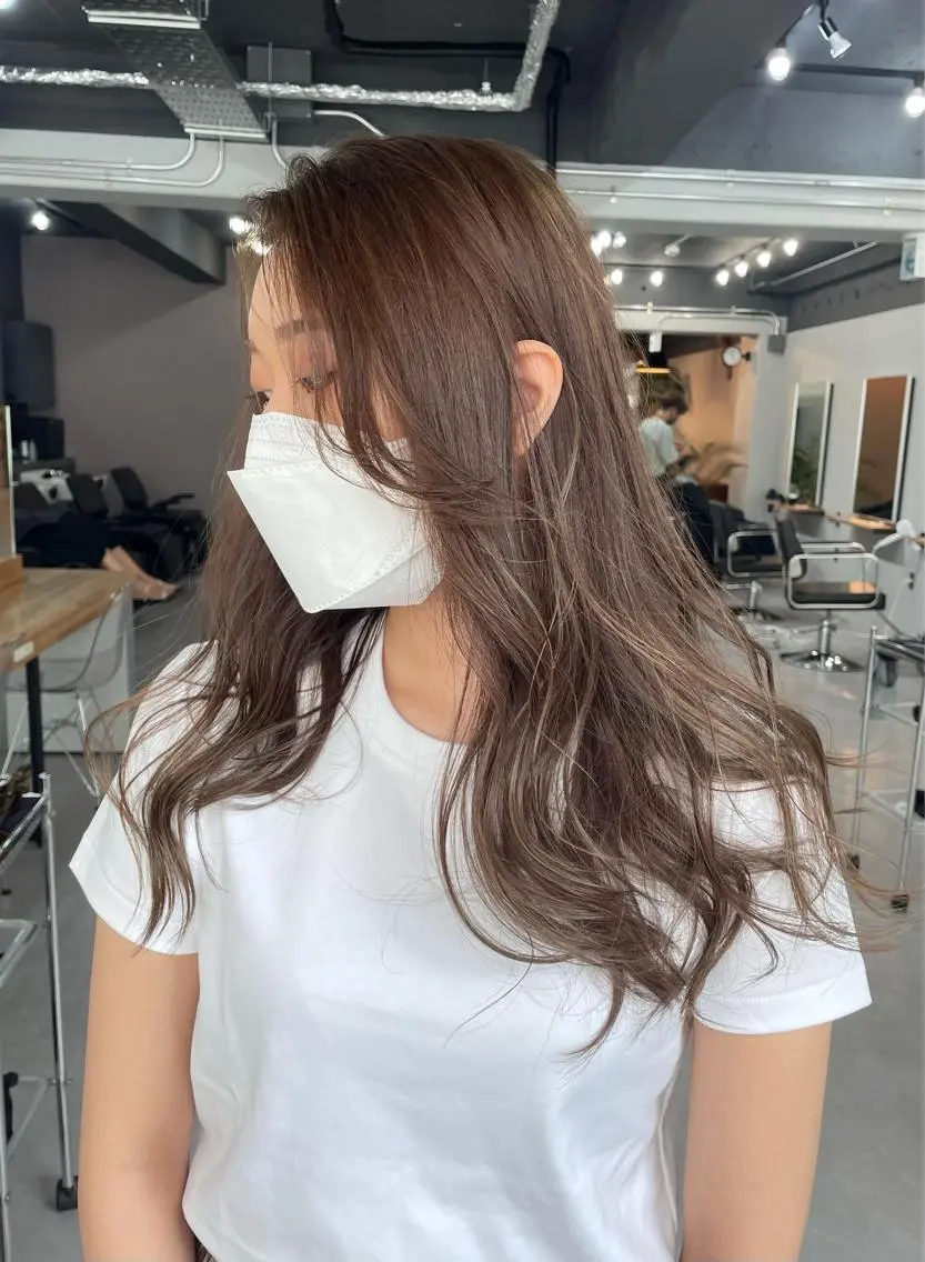ミディアム カラー ベージュカラー ミルクティーベージュ カット ヘアカラー トリートメント レイヤーカット 西村あきやのヘアスタイル