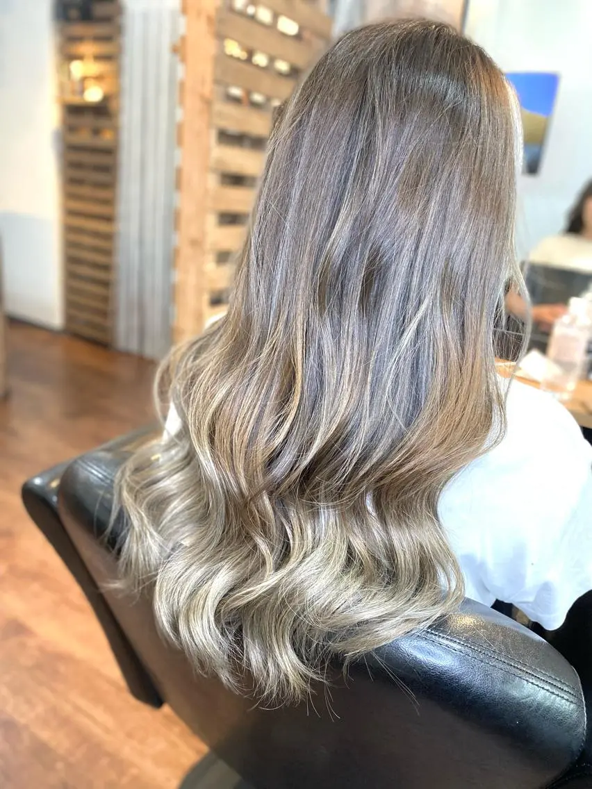 ロング カラー グラデーションカラー ハイライトカラー ハイライト カット ヘアカラー トリートメント Luzir⭐︎ GEN⭐︎のヘアスタイル