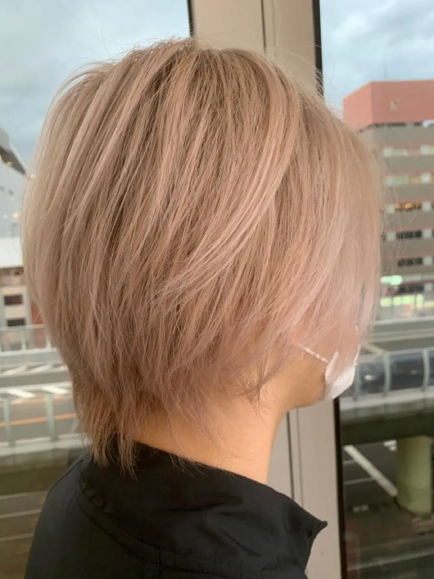 ショート カラー ブロンド ホワイトブロンド ヘアカラー トリートメント LUXBE LUCEのヘアスタイル
