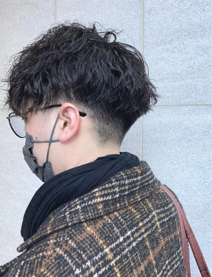 ショート パーマ メンズ メンズパーマ ツーブロック 刈り上げ スパイラルパーマ 松岡 俊輔のヘアスタイル