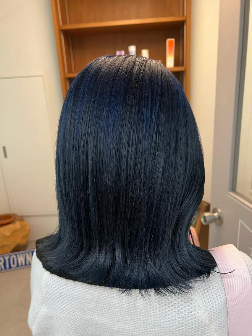 ミディアム カラー 黒髪 ブルーカラー ブルーブラック カット ヘアカラー Ami ケアブリーチ/表参道のヘアスタイル