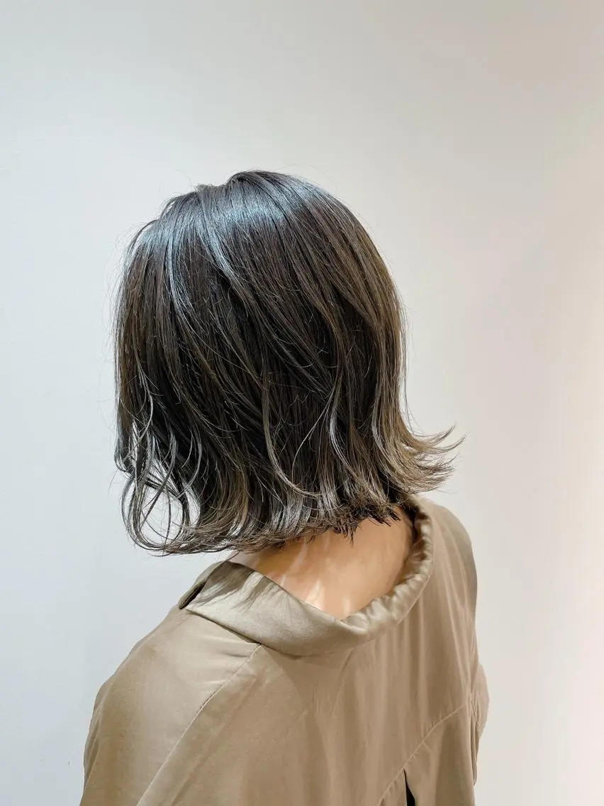 ミディアム カラー バレイヤージュ グレージュ レイヤーカット ヘアカラー トリートメント コクブ アキヨのヘアスタイル