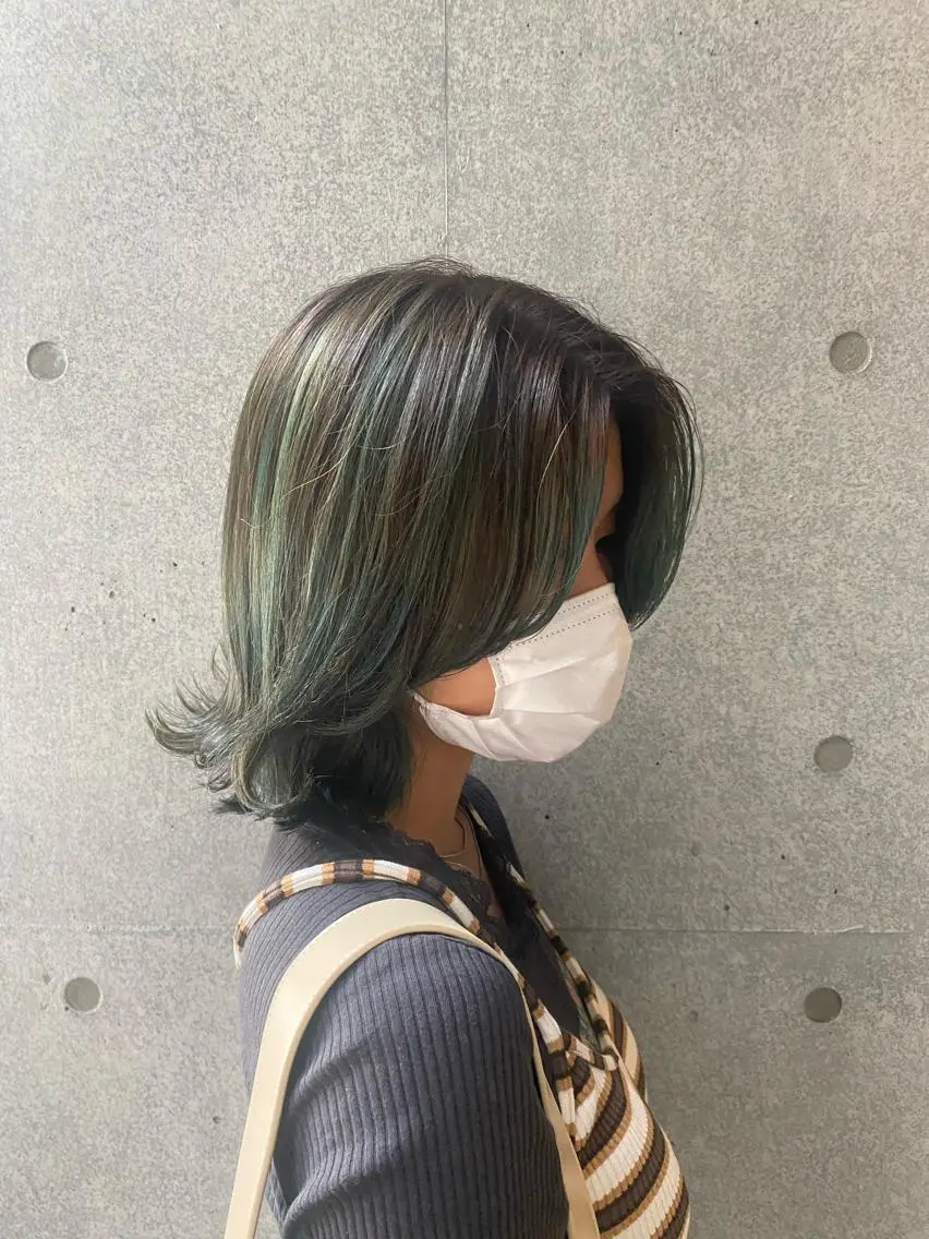 ミディアム カラー デザインカラー ハイライトカラー ハイライト ブリーチなしカラー RURI🩵のヘアスタイル