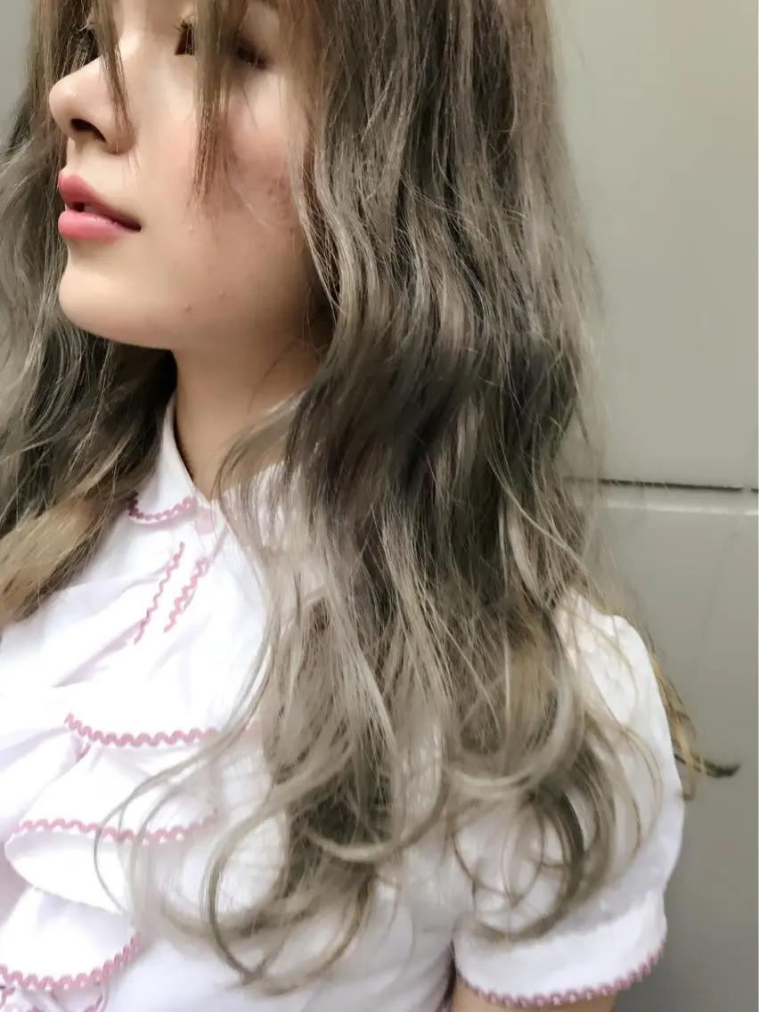 ロング カラー ブリーチ カット ヘアカラー トリートメント 江崎 わか子のヘアスタイル