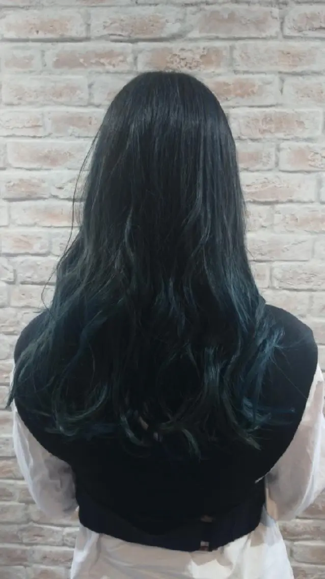 ロング カラー ブリーチ ブルーカラー ブルージュ 赤松 摩美のヘアスタイル