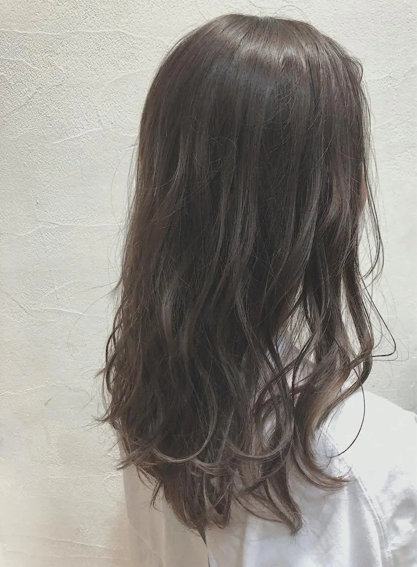 カラー グレージュ 360°キレイな ショートカットのヘアスタイル