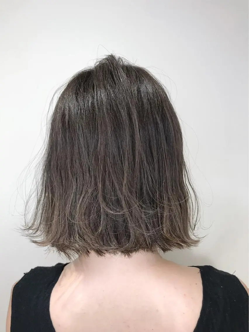 ショート カラー 切りっぱなしボブ グラデーションカラー グレージュ ハイライトカラー イルミナカラー カット ヘアカラー ボブ・レイヤーカット 吉敷航一のヘアスタイル