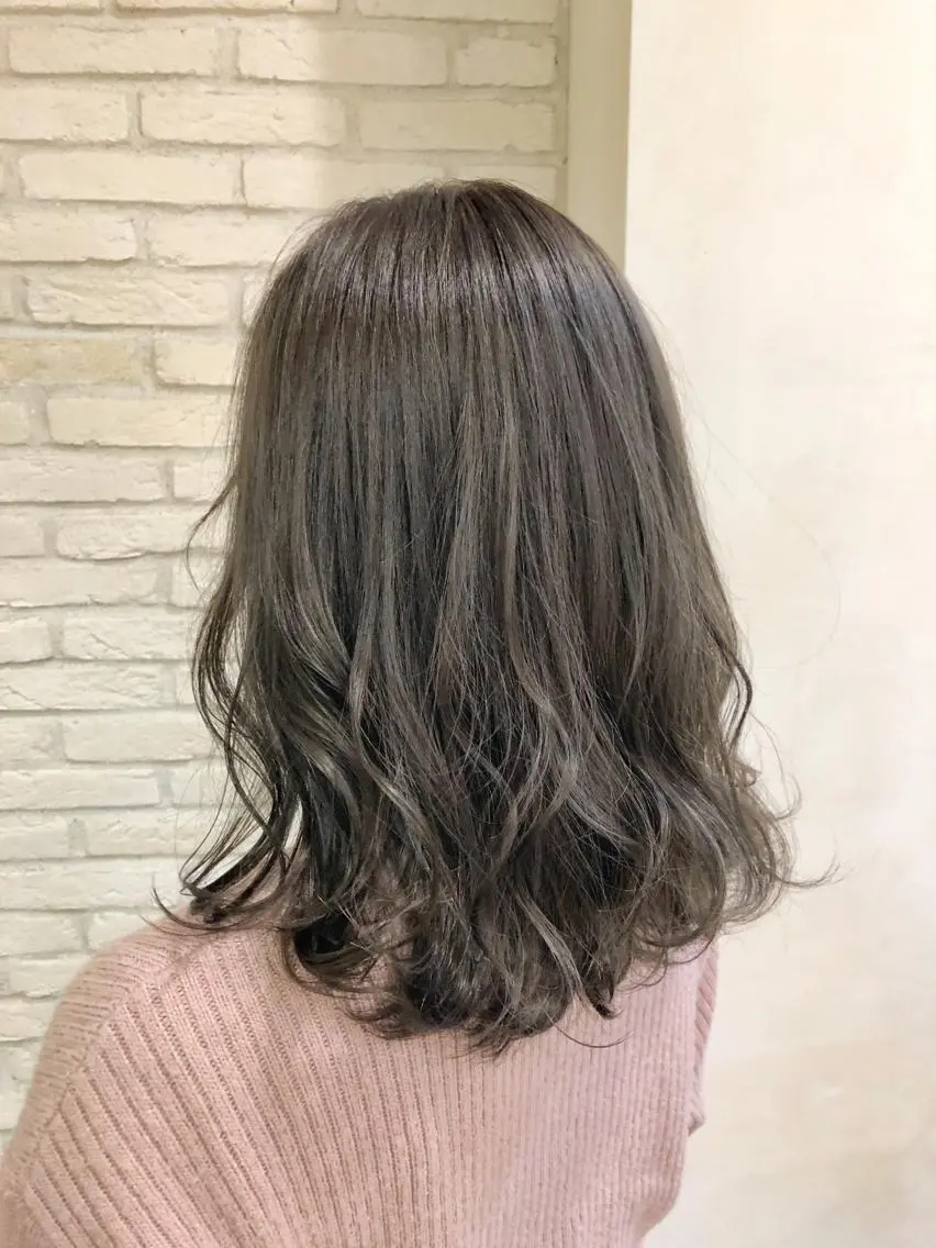 ミディアム カラー 透明感カラー グレージュ 大平 美沙のヘアスタイル