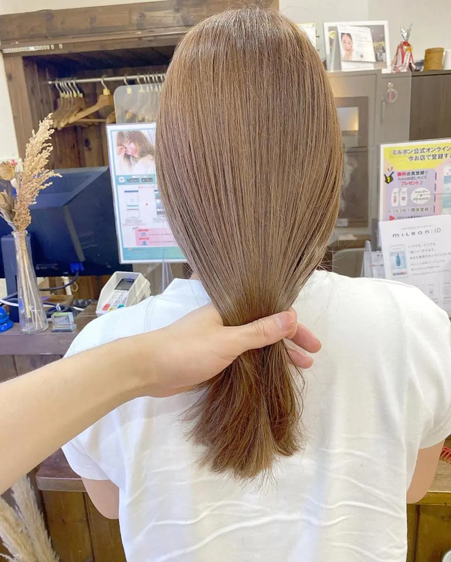 ロング アッシュ 外国人風カラー ハイライト レイヤーカット トリートメント 横浜ブリーチムラ直し ハイトーン/ブリーチのヘアスタイル