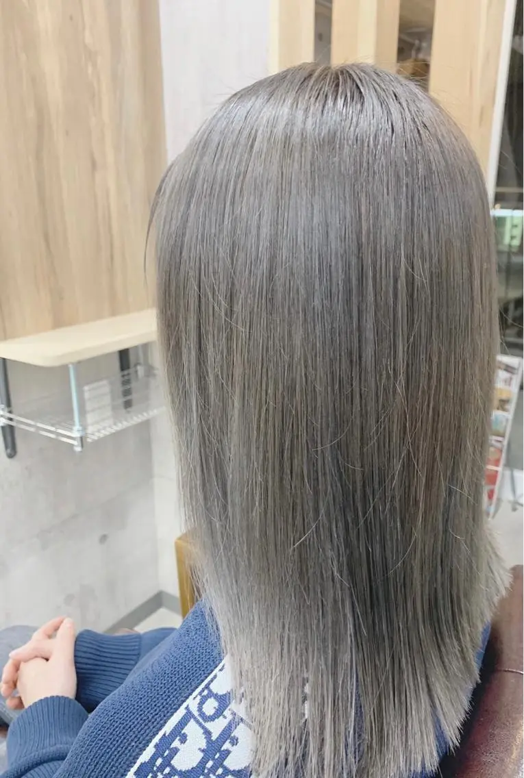 セミロング カラー バレイヤージュ ブリーチ ダブルカラー グラデーションカラー グレージュ ヘアカラー memento 斎藤大覚のヘアスタイル