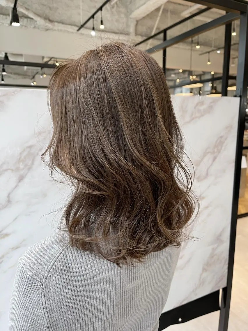 セミロング カラー biscohair 髪にドラマを。のヘアスタイル