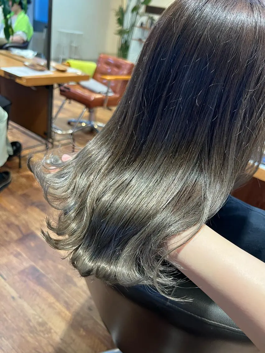 ミディアム アッシュ アッシュグレー アッシュグレージュ カット ヘアカラー トリートメント bh.maara デザイン／ハイトーンのヘアスタイル