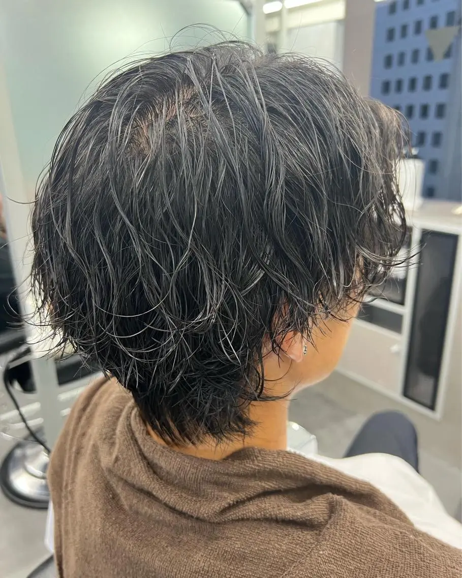 ミディアム パーマ メンズ ミディアムパーマ メンズパーマ 波巻きパーマ ニュアンスパーマ カット パーマ 垢抜け・メンズパーマ 津山祐紀のヘアスタイル